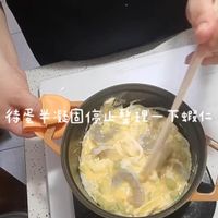 可能是 1 人、豆腐、火鍋、拉麵和文字的圖像