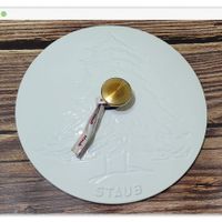 可能是咖啡杯和顯示的文字是「 quess STAUB 」的圖像