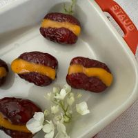 可能是顯示的文字是「 STAUB AUB 」的圖像