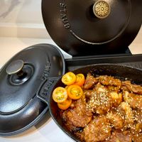 可能是肉排、燉小牛膝和文字的圖像