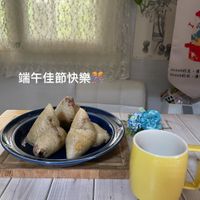 可能是港式點心、墨西哥捲餅、肉餡餅、半圓形餡餅和顯示的文字是「 STAUS 端午佳節快樂新 STAUR 」的圖像
