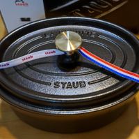 可能是顯示的文字是「 stauh staub staub staub staub STAUB 」的圖像