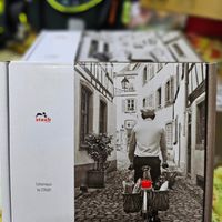 可能是 1 人和顯示的文字是「 staub Coramique Cèramique by STAUB 」的圖像