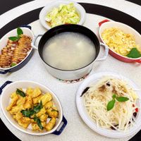 可能是炒麵、義大利麵、豆腐、粥、麵和顯示的文字是「 BIAUB E STAUB 5 」的圖像