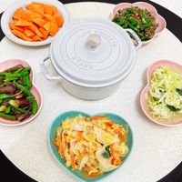 可能是豆腐和顯示的文字是「 STAUB 57 LA OOROFE COGOTTE OTTE STAUB ST UB STAUB 」的圖像