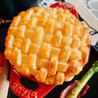 可能是水果塔、牧羊人派、肉餡餅和文字的圖像