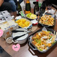 可能是 1 人、起司火鍋、火鍋和文字的圖像