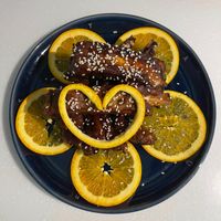 可能是肉排和煙燻鮭魚的圖像
