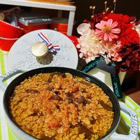 可能是炒飯、西班牙大鍋飯、北非小米飯、燉小牛膝、印度香料飯和牧羊人派的圖像