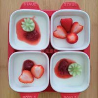 可能是草莓、甜點和顯示的文字是「 STAUB STAUB 風廚房」的圖像