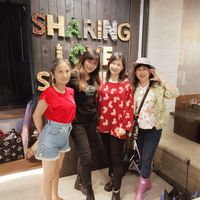 可能是 4 個人、火鍋和顯示的文字是「 SH RING SHARING G LOVF F S 」的圖像