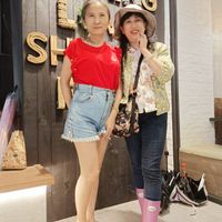 可能是 2 個人和顯示的文字是「 RING G SH 」的圖像