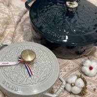 可能是顯示的文字是「 STAUB TAUB AUB stauh K6aBb STAUB 」的圖像