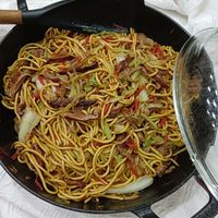 可能是拉麵、義大利麵、炒麵和麵的圖像