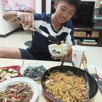 可能是 1 人和義大利麵的圖像
