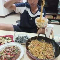 可能是 1 人、拉麵、義大利麵和炒麵的圖像