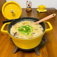 可能是粥、拉麵、豆腐、麵、火鍋和文字的圖像