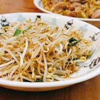 可能是麵、炒麵和拉麵的圖像