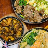 可能是肉排、豆腐、火鍋、燉小牛膝和文字的圖像