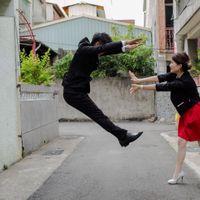 可能是 2 個人、大家在表演武術和街道的圖像