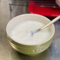 可能是粥和鹹漬魚的圖像