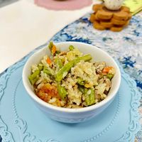 可能是 1 人、炒飯和北非小米飯的圖像