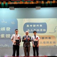 可能是 3 個人和文字的圖像