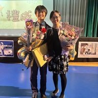 可能是 2 個人、滿天星和顯示的文字是「 못 禮成」的圖像