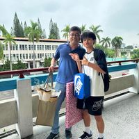 可能是 2 個人和文字的圖像
