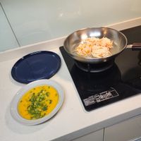 可能是水波蛋、蝦、義大利麵、蛋黃和歐姆蛋的圖像