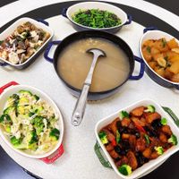 可能是炒麵、豆腐、火鍋和粥的圖像
