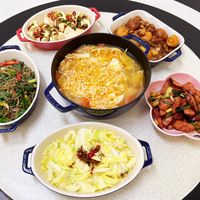可能是火鍋、炒麵和豆腐的圖像