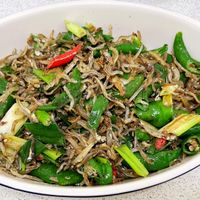 可能是鯷魚、麵和炒麵的圖像