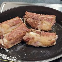 可能是燉小牛膝和文字的圖像