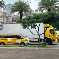 可能是廂型車、服務車、有軌電車、街道和文字的圖像