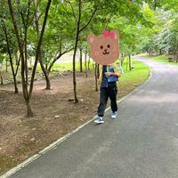 可能是 1 人、樹、草和文字的圖像