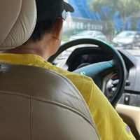 可能是 1 人和汽車的圖像