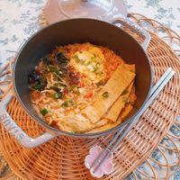 可能是炒飯、義大利麵、西班牙大鍋飯、豆腐和文字的圖像