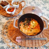 可能是豆腐、印度香料飯、麵和文字的圖像