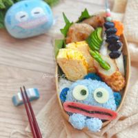 可能是炸丸子、壽司、豆腐和文字的圖像