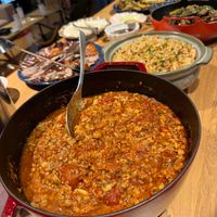 可能是 1 人、燉小牛膝和西班牙大鍋飯的圖像