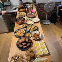 可能是半圓形餡餅和脆皮奶酥蛋糕的圖像