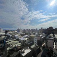 可能是雲、地平線、暮光和摩天大樓的圖像