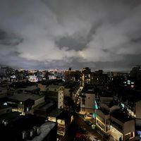 可能是東京鐵塔、雲、暮光和摩天大樓的圖像
