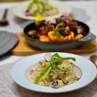 可能是燉小牛膝、北非小米飯、豆腐和炒飯的圖像