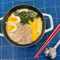 可能是水波蛋、蛋黃、拉麵和文字的圖像
