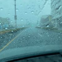 可能是道路、水體和霧的圖像