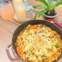 可能是豆腐、西班牙大鍋飯、義大利麵、肉餡餅和牧羊人派的圖像