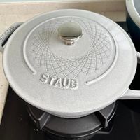 可能是顯示的文字是「 STAUB 2 STAUB 」的圖像