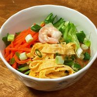 可能是炒麵、拉麵、麵和義大利麵的圖像